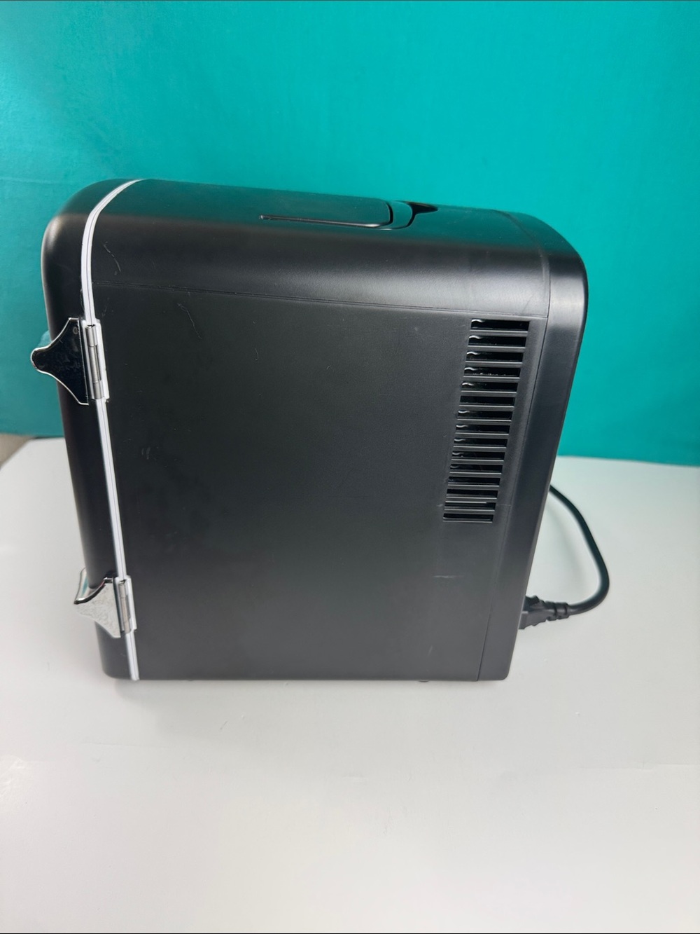 Frigidaire Retro Mini Fridge Black 4L 6 Can Skincare Cooler - Picture 5 of 6